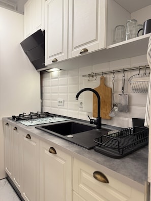 Réfrigérateur, micro-ondes, plaque de cuisson, cafetière/bouilloire