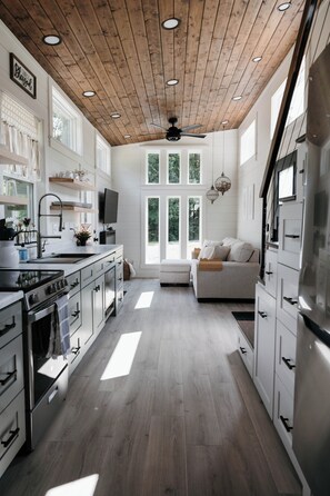 Fridge, microwave, oven, stovetop - Shadow’s Hideaway - Tiny Home w/ Fire Pit + Views (Cleveland)