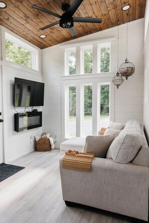 Smart TV, fireplace - Shadow’s Hideaway - Tiny Home w/ Fire Pit + Views (Cleveland)