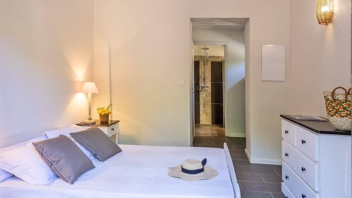 5 bedrooms, iron/ironing board, bed sheets