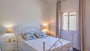 5 habitaciones, tabla de planchar con plancha y ropa de cama