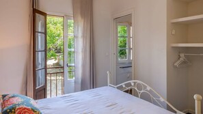 5 bedrooms, iron/ironing board, bed sheets