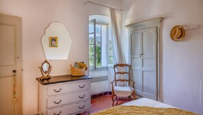 5 bedrooms, iron/ironing board, bed sheets