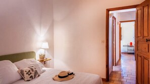 2 bedrooms, iron/ironing board, bed sheets