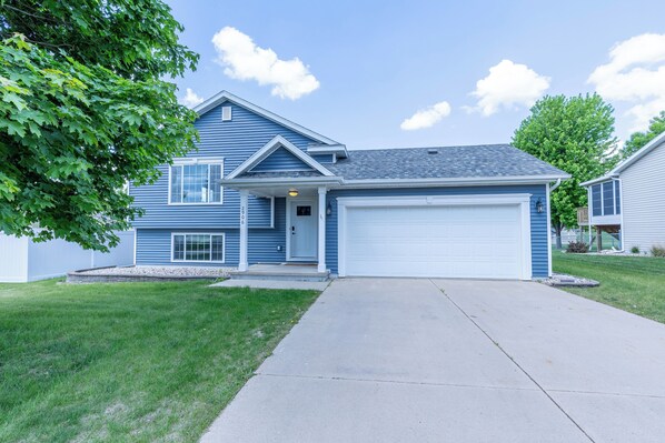 Exterior - 4-bedroom house in peaceful Spirit Lake with WiFi, AC, SPACIOUS (Spirit Lake)