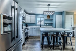 Microwave, oven, stovetop, dishwasher - 4-bedroom house in peaceful Spirit Lake with WiFi, AC, SPACIOUS (Spirit Lake)