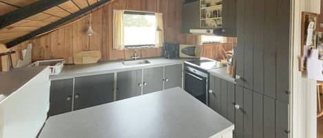 Frigorifero, microonde, forno, piano cottura