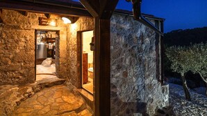 A stone building with a wooden entrance and a sign that reads "Tamo giusto de po." - Luxurious home in Sali with WiFi (Sali)