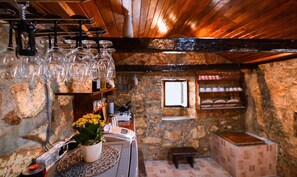 Geladeira, cooktop, cafeteira/chaleira