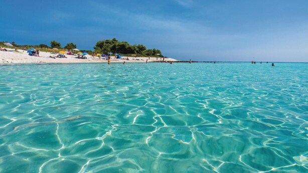 A beach with clear turquoise water and a sandy shore. - Luxurious home in Sali with WiFi (Sali)