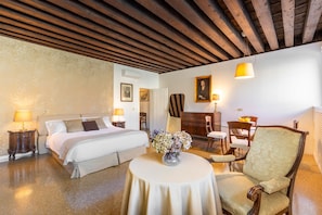 1 habitación, tabla de planchar con plancha, wifi gratis y ropa de cama