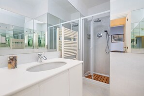 Dusche, Haartrockner, Handtücher