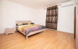 3 bedrooms, iron/ironing board, travel cot, free WiFi - Stunning apartment in Trogir with WiFi (Trogir)