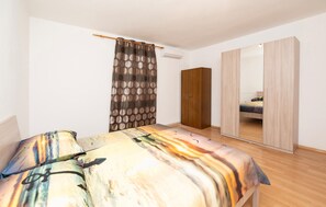 3 bedrooms, iron/ironing board, travel crib, free WiFi