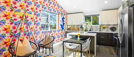 Frigorífico, microondas, horno y placa de cocina