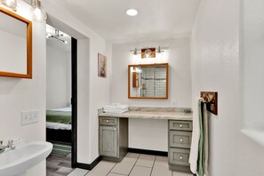 Shower, hair dryer, towels, soap - Joe's Place in Historic Wallace, Idaho (Wallace)