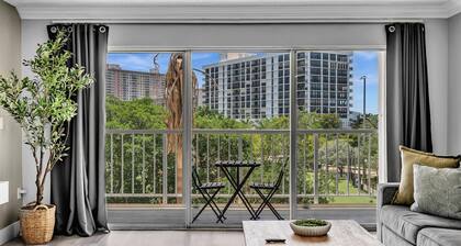 Charming 1-Bedroom Escape in Sunny Isles - Walk to Beach + WiFi
