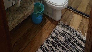 A bathroom with a sink, toilet, and shower. - Suíte Familiar em Paraty  (Paraty)