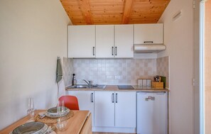 Fridge, cookware/dishes/utensils