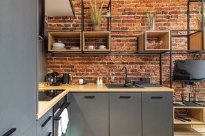 ثلاجة، فرن، موقد طهي مسطح، غسالة أطباق