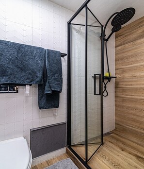 Douche, sĂšche-cheveux, serviettes fournies, savon