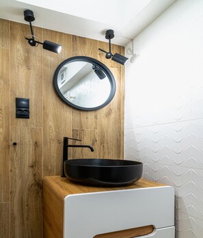 Douche, sèche-cheveux, serviettes fournies, savon