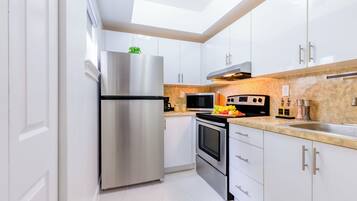 Lemari es, microwave, oven, dan kompor