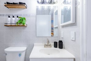 Asciugacapelli, asciugamani, sapone, carta igienica