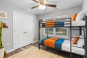 3 chambres, fer et planche à repasser, Wi-Fi, draps fournis