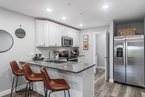 Kj øleskap, mikrobølgeovn, ovn og kokeplater