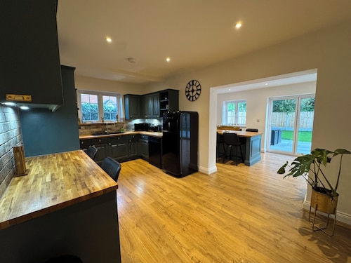 Luxury House Brentwood, 4 Bedroom, 4 en-suites, Garden/ BBQ/Free parking