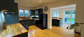 Luxury House Brentwood, 4 Bedroom, 4 en-suites, Garden/ BBQ/Free parking