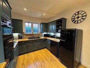 冷蔵庫、電子レンジ、オーブン、コンロ