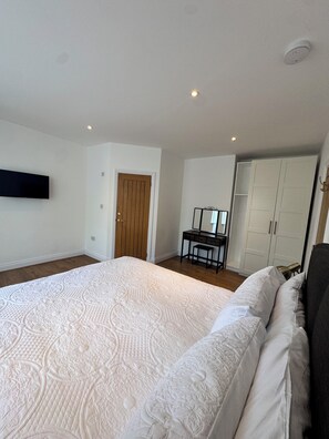 4 室のベッドルーム、アイロン / アイロン台、旅行用ベビーベッド、WiFi (無料)