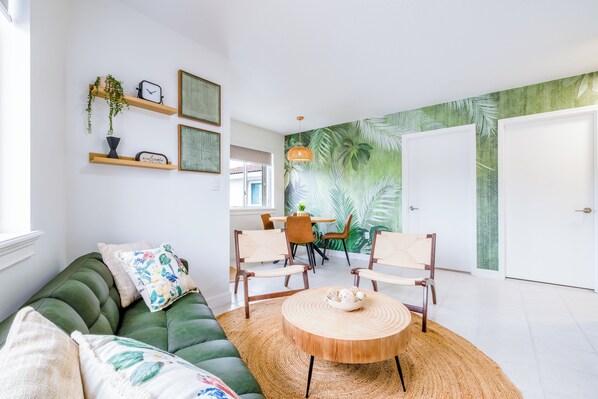 TV, books - Tropical Property- 8 People 2 Bedrooms- Top Location - Parking - Laundry (Miami)