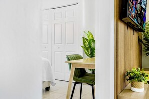 2 habitaciones, escritorio, tabla de planchar con plancha y wifi gratis 