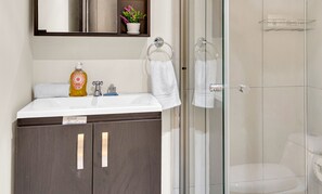 Toallas, jabón, shampoo, papel de baño 