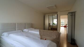 1 slaapkamer, een strijkplank/strijkijzer, wifi, beddengoed