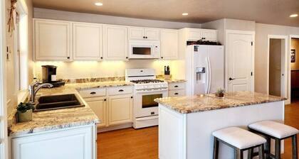 Stunning Large Deck- Bigfork Bay