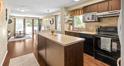 Cozy modern condo 15 mins from DT | Free Parking | Patio