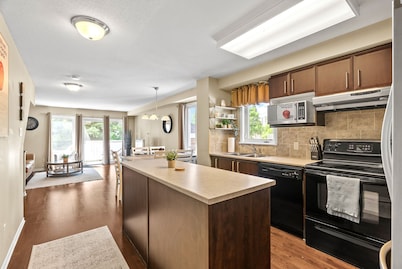 Cozy modern condo 15 mins from DT | Free Parking | Patio
