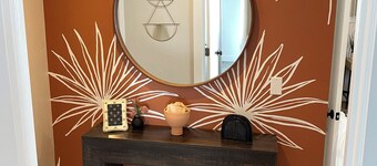 Cozy studio in Washington with WiFi, AC, close to restaurants & shopping.