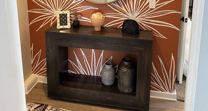 Cozy studio in Washington with WiFi, AC, close to restaurants & shopping.