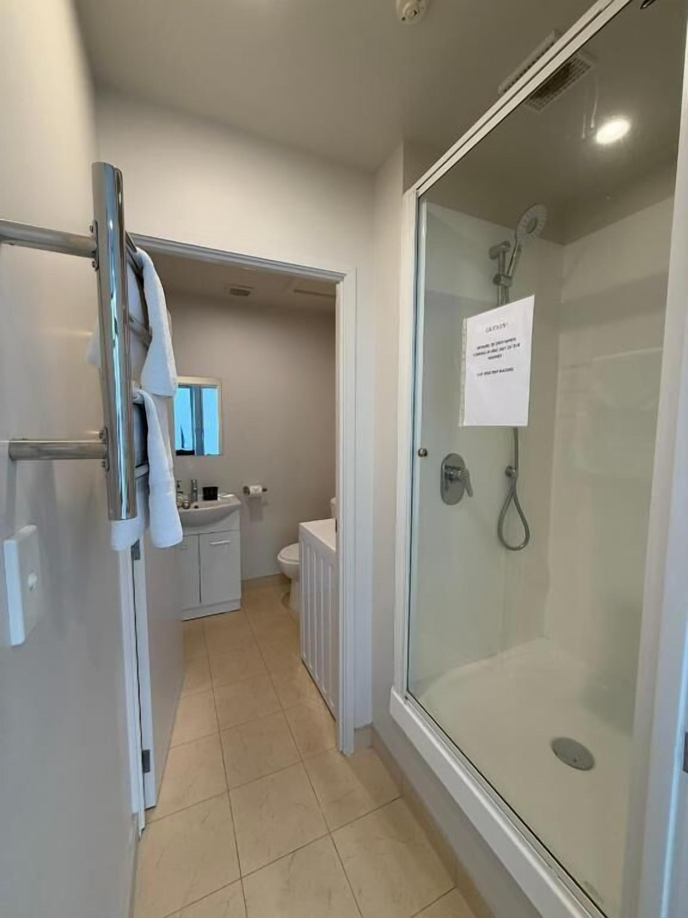 Deluxe Apartment | Bathroom