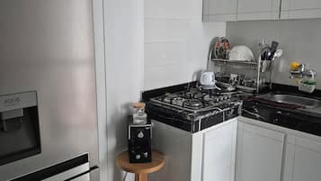 Een koelkast, een magnetron, een oven, een koffiezetapparaat/waterkoker