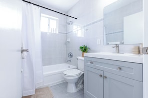 SĂšche-cheveux, serviettes fournies, savon, papier toilette