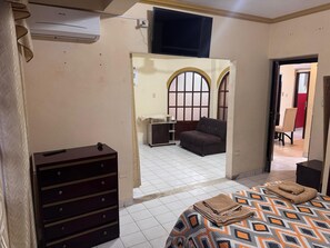 3 slaapkamers, een strijkplank/strijkijzer, wifi, beddengoed