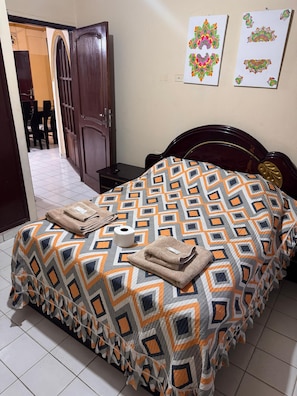3 habitaciones, tabla de planchar con plancha, wifi y ropa de cama