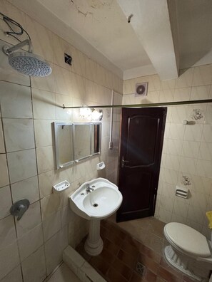 Dusj, håndklær, såpe og toalettpapir