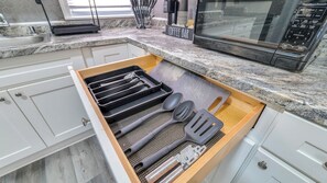 雪櫃、微波爐、焗爐、爐具